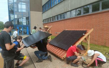 hier werden im Solarcamp Halle 2024 gerade die PV-Module auf unsere Übungsdächer installiert