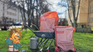 Wiese mit Schubkarre, Gießkanne und anderem Werkzeug zum putzen, Müllsäcke